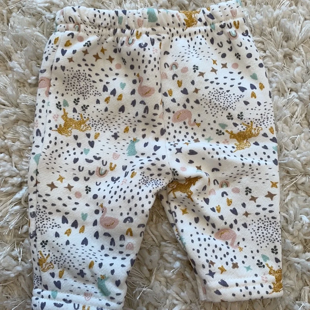 Carter’s Baby Girl Super cute and cozy outfit! Ruffled long sleeve and pants!